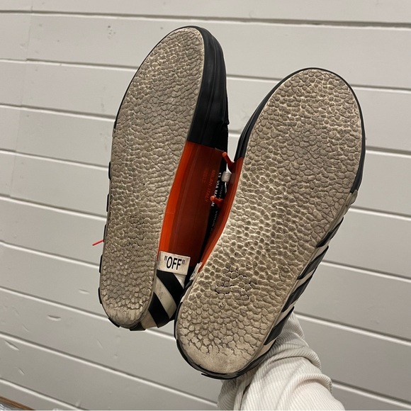 Off-White vulc low Black Striped Sneakers - Picture 5 of 10